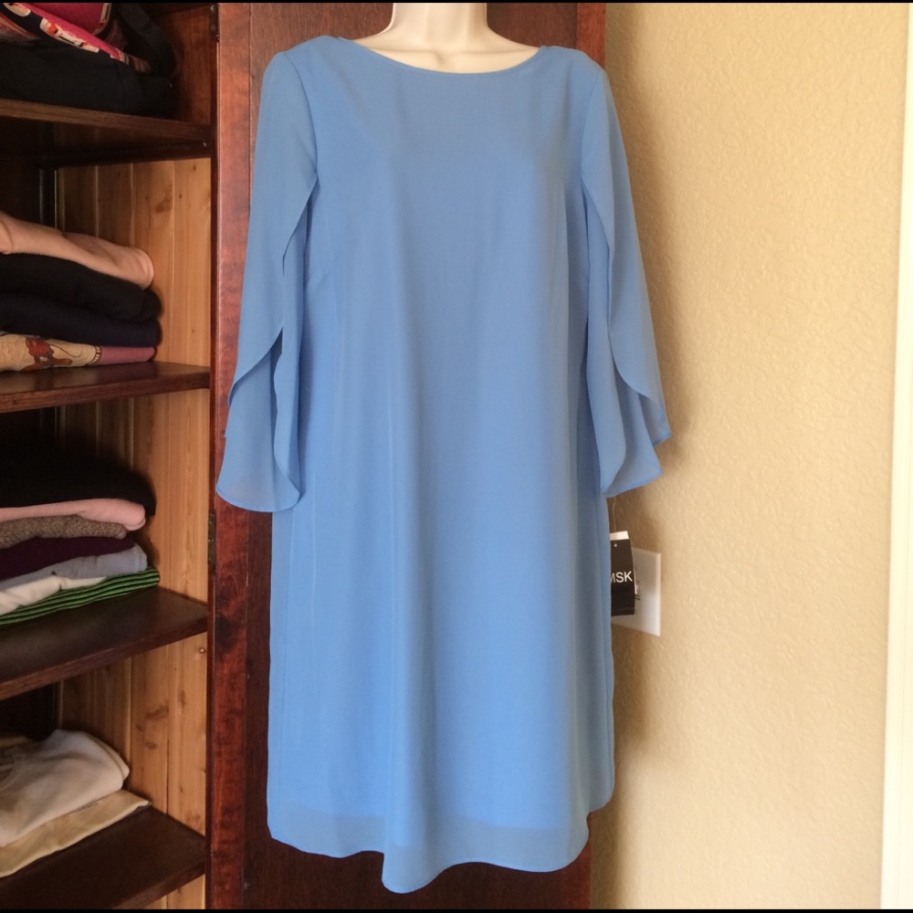 Fluttery split sleeves on this simple dress